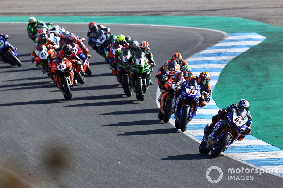 Toprak Razgatlioglu, Pata Yamaha saat memimpin Race 2 World Superbike (WSBK) Portugal 2020
