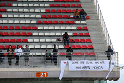 Uno striscione per McLaren