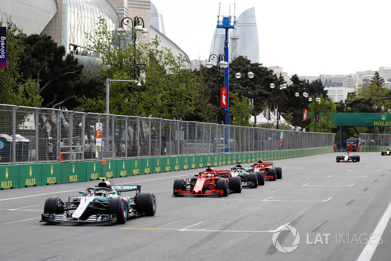 Valtteri Bottas, Mercedes AMG F1 W09, di depan Sebastian Vettel, Ferrari SF71H, Lewis Hamilton, Mercedes AMG F1 W09, dan Kimi Raikkonen, Ferrari SF71H setelah restart