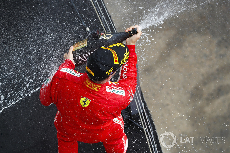 Sebastian Vettel, Ferrari, 1° classificato, spruzza lo Champagne sul podio