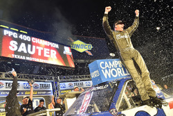 Johnny Sauter, GMS Racing, Chevrolet Silverado ISM Connect, celebra después de ganar en Texas