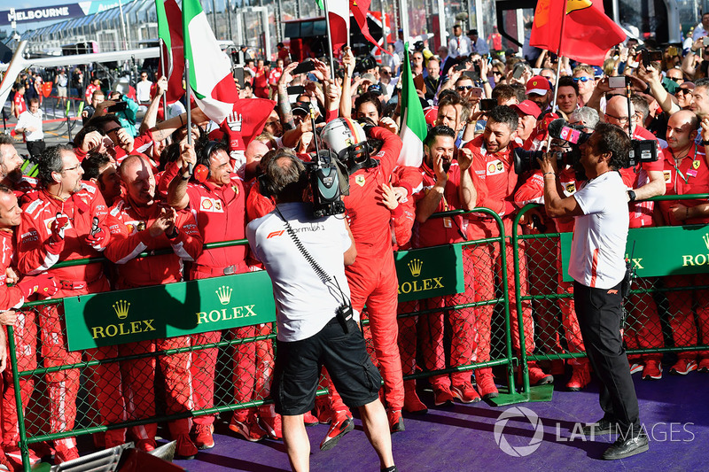 Yarış galibi Sebastian Vettel, Ferrari, parc ferme