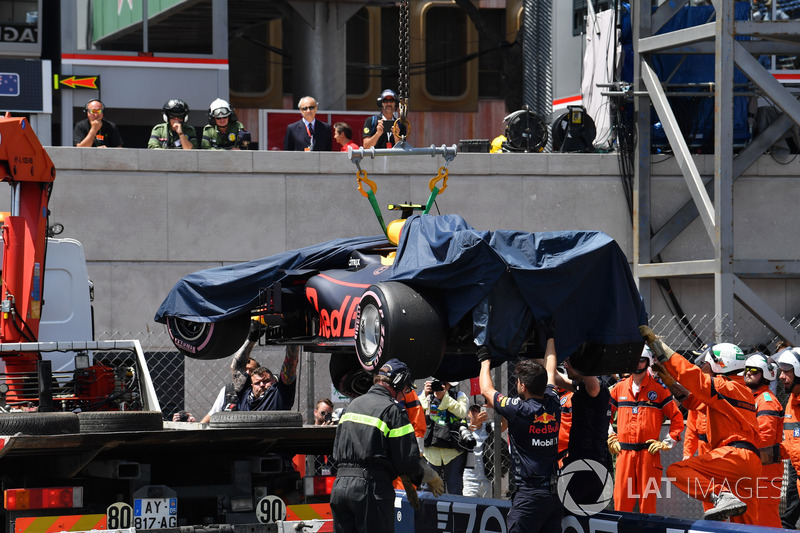 Les commissaires dégagent la voiture endommagée de Max Verstappen, Red Bull Racing RB14