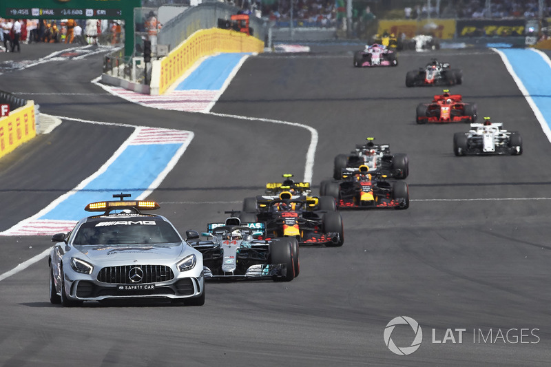 El Safety Car delante de Lewis Hamilton, Mercedes AMG F1 W09, Max Verstappen, Red Bull Racing RB14, Daniel Ricciardo, Red Bull Racing RB14