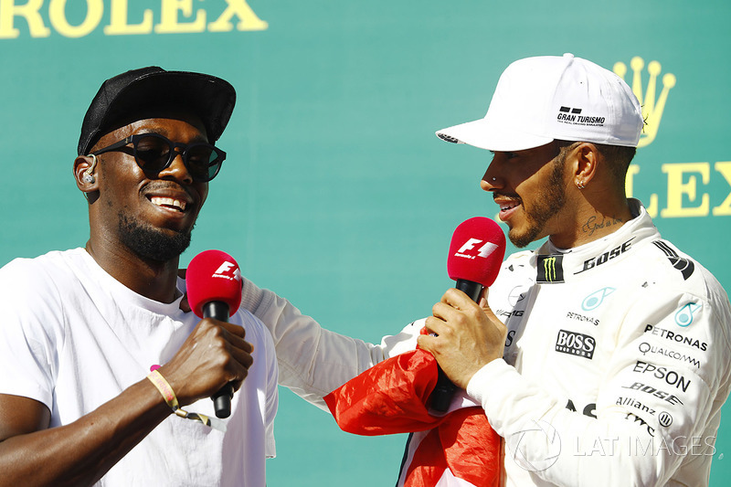Podio: ganador de la carrera Lewis Hamilton, Mercedes AMG F1 con Usain Bolt