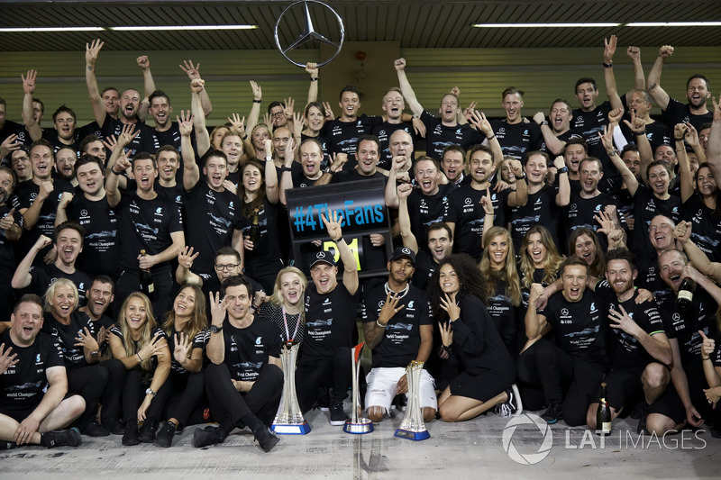 Toto Wolff, Direktör, Mercedes AMG F1, Yarış galibi Valtteri Bottas, Mercedes AMG F1, ve eşi Emilia, 2. Lewis Hamilton, Mercedes AMG F1 ve takım