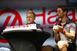 Romain Grosjean, Haas F1 Team ve Kevin Magnussen, Haas F1 Team