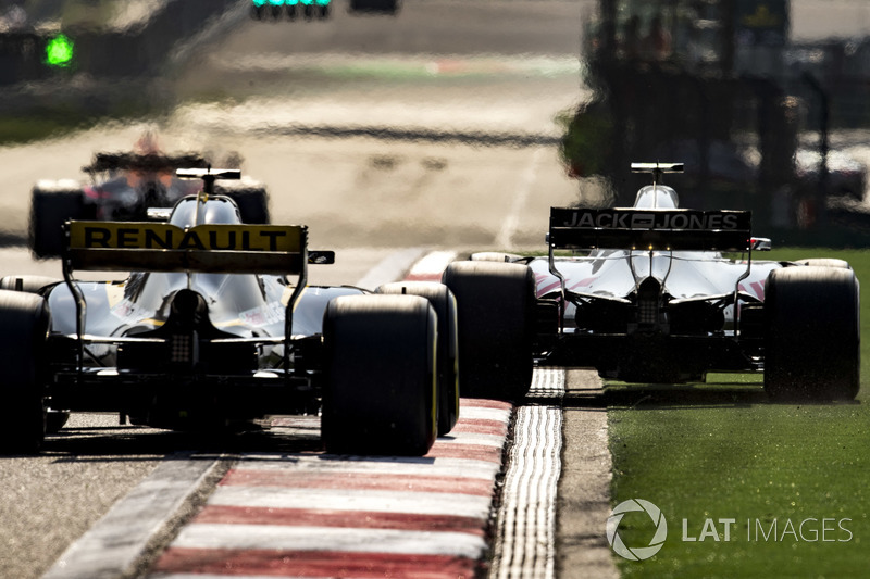 Romain Grosjean, Haas F1 Team VF-18 Ferrari, Nico Hulkenberg, Renault Sport F1 Team R.S. 18
