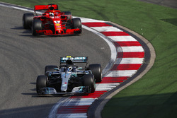 Валттери Боттас, Mercedes AMG F1 W09, и Себастьян Феттель, Ferrari SF71H