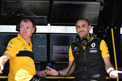 Alan Permane, ingeniero de carrera de Renault Sport F1 Team y Cyril Abiteboul, director de manejo de Renault Sport F1