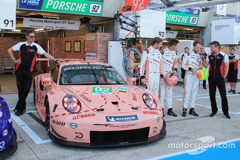 Машини #92 Porsche GT Team Porsche 911 RSR та #91 Porsche GT Team Porsche 911 RSR у спеціальній лівреї