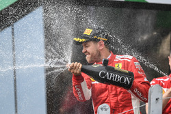 Sebastian Vettel, Ferrari, festeggia sul podio con lo champagne