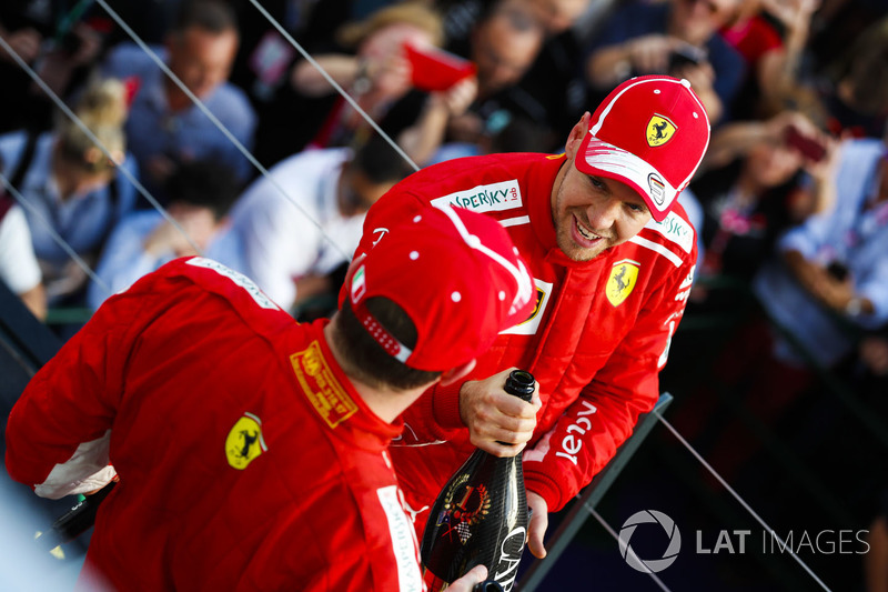 Il vincitore della gara Sebastian Vettel, Ferrari, e il terzo classificato Kimi Raikkonen, Ferrari festeggiano sul podio
