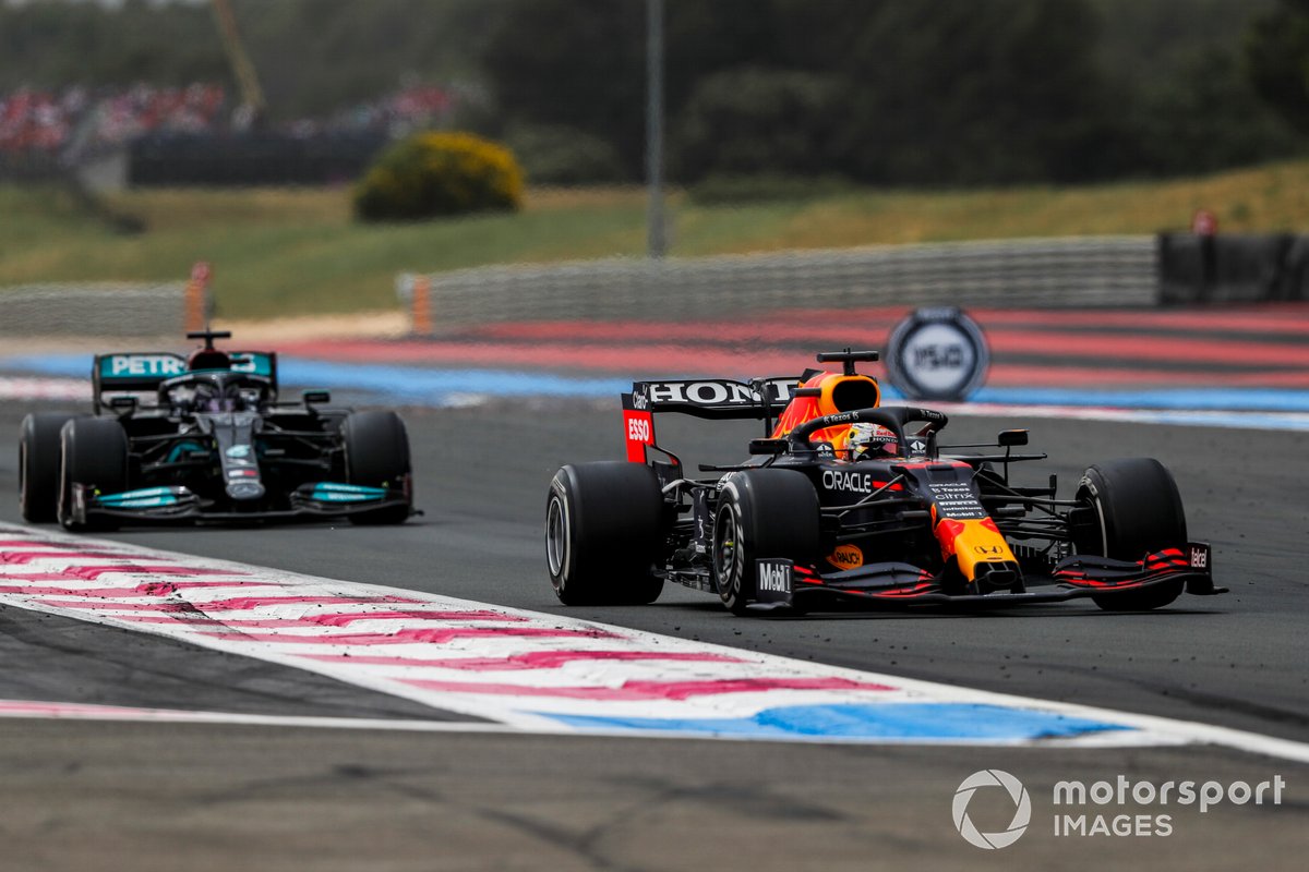 Max Verstappen, Red Bull Racing RB16B, berada di depan Sir Lewis Hamilton, Mercedes W12, dalam F1 GP Prancis 2021.