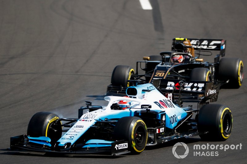 George Russell, Williams Racing FW42, leads Kevin Magnussen, Haas F1 Team VF-19