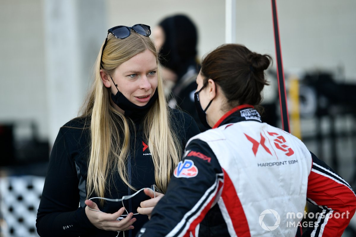 Katherine Legge (kiri) dan Christina Nielsen saat membela Team Hardpoint EBM yang mengandalkan Porsche 911 GT3R.