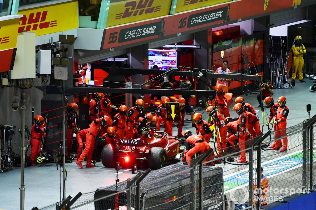 Parada en boxes de Charles Leclerc durante el GP de Singapur.