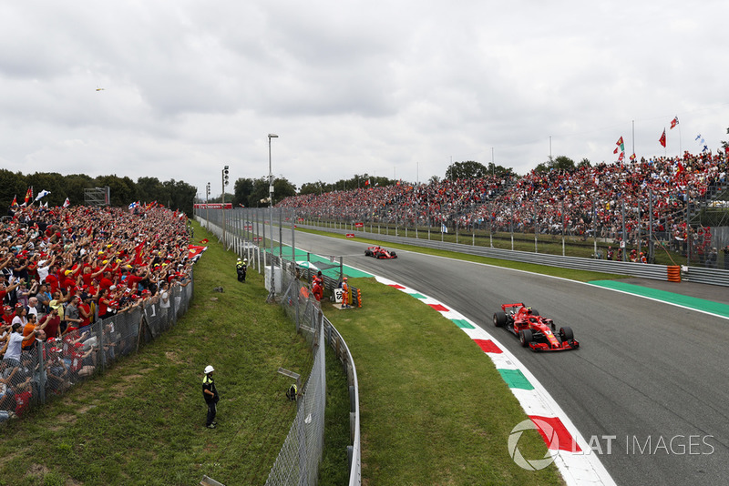 Кімі Райкконен (Ferrari SF71H) попереду Себастьяна Феттеля (Ferrari SF71H)