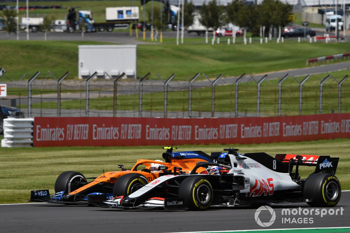 Lando Norris, McLaren MCL35, se bat avec Romain Grosjean, Haas VF-20