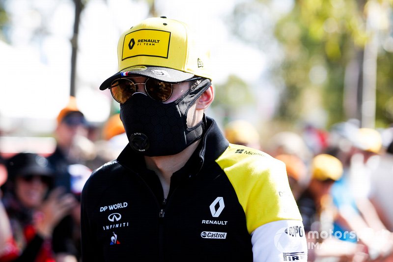 Эстебан Окон, Renault F1 Team, в защитной маске