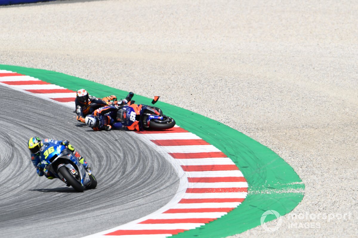 Crash entre Miguel Oliveira, Red Bull KTM Tech 3 et Pol Espargaro, Red Bull KTM Factory Racing