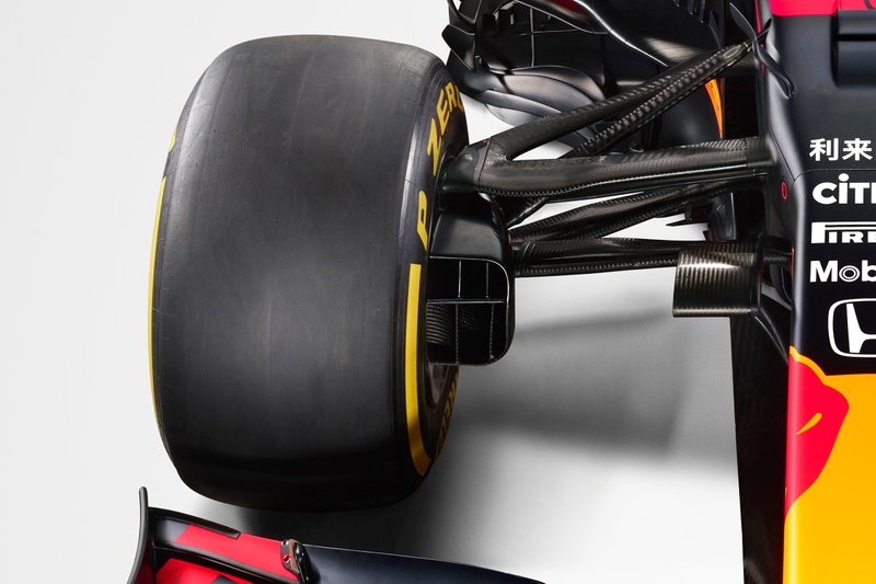 Часть болида RB16, принявшая на себя удар. Кстати, его энергию частично самортизировала 13-дюймовая шина. С 18-дюймовыми (на которые Ф1 перейдет в 2022 году) важные детали вполне могли пострадать сильнее