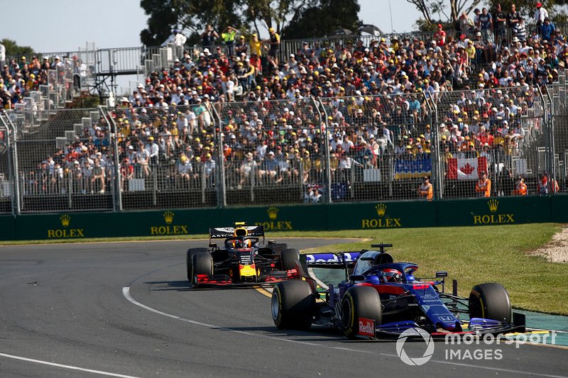 Daniil Kvyat, Toro Rosso STR14, leads Pierre Gasly, Red Bull Racing RB15