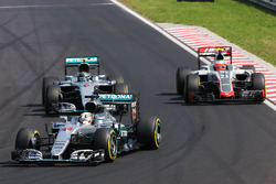Lewis Hamilton, Mercedes AMG F1 W07 Hybrid; Nico Rosberg, Mercedes AMG F1 W07 Hybrid