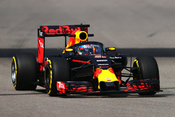 Daniel Ricciardo, Red Bull Racing RB12 met het aeroscreen