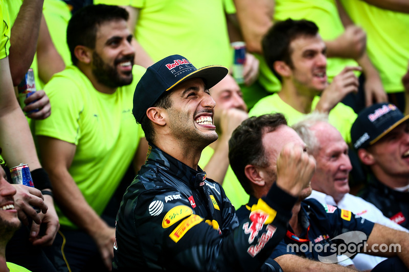 Il vincitore della gara Daniel Ricciardo, Red Bull Racing festeggia con il team