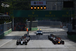 Nico Rosberg, Mercedes AMG F1 W07 Hybrid on pole at the start of the race