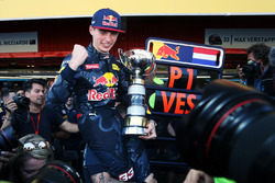 Winnaar Max Verstappen, Red Bull Racing viert met het team
