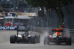 Lewis Hamilton, Mercedes AMG F1 W07, und Daniel Ricciardo, Red Bull Racing RB12