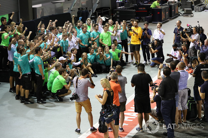 Race winner Lewis Hamilton, Mercedes AMG F1, third place Valtteri Bottas, Mercedes AMG F1 celebrate with the team