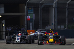 Max Verstappen, Red Bull Racing RB13, Kevin Magnussen, Haas F1 Team VF-17