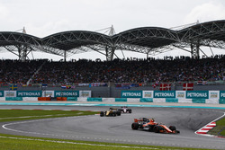Stoffel Vandoorne, McLaren MCL32, Nico Hulkenberg, Renault Sport F1 Team RS17, Sergio Perez, Sahara Force India F1 VJM10, on the formation lap