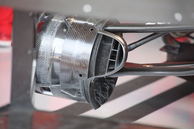 Ferrari SF90 dettaglio della nuova brake duct con i deviatori di flusso sotto alla presa dei freni con i soffiaggi
