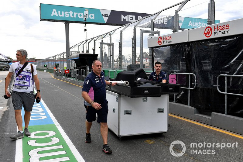 Anggota tim Racing Point membawa perlengkapan setelah F1 GP Australia 2020 dibatalkan akibat pandemi Covid-19.