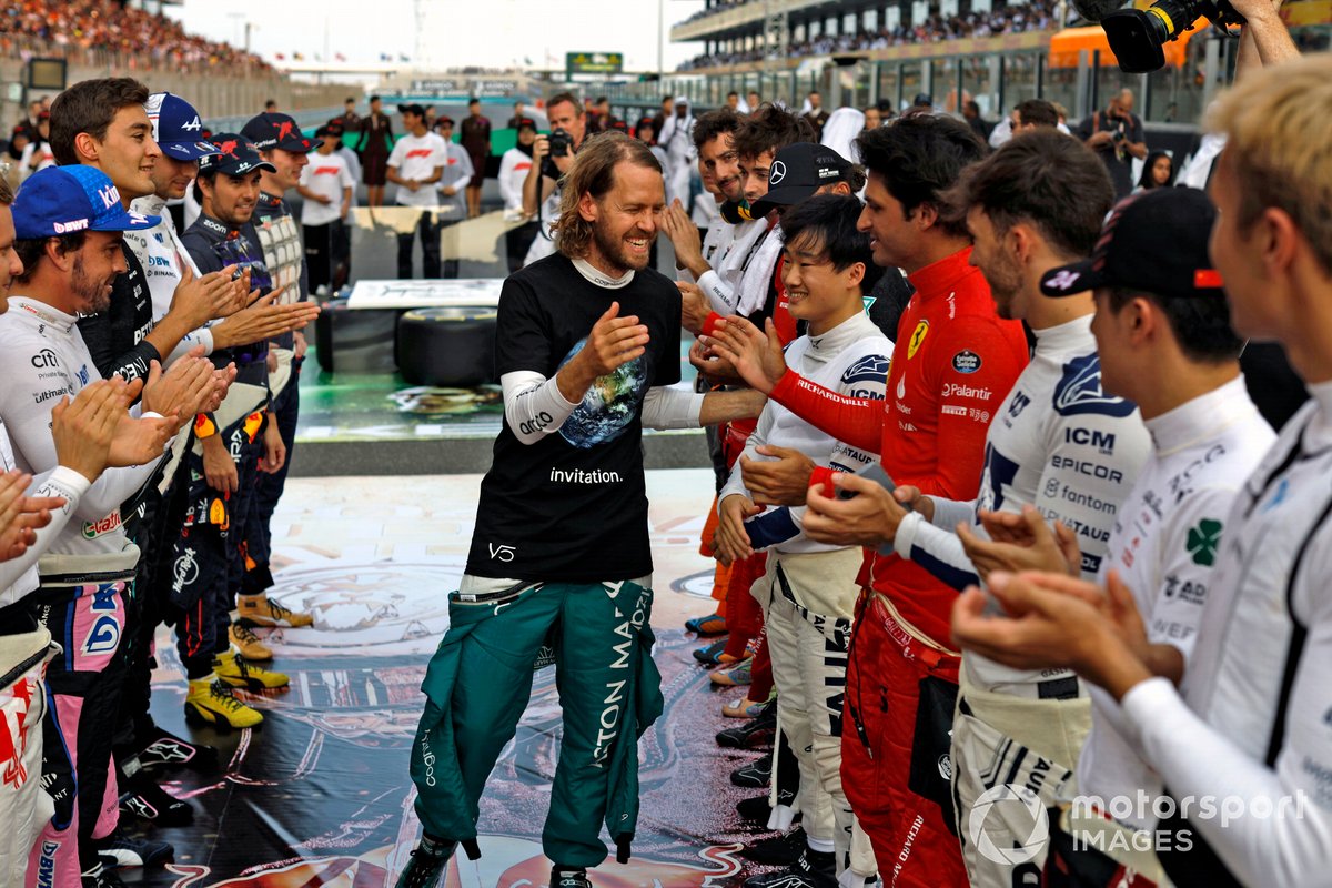 Spalier der Formel-1-Kollegen für Sebastian Vettel