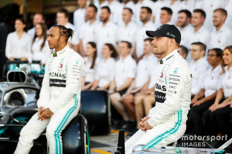 Lewis Hamilton, Mercedes AMG F1, pose pour une photo de groupe aux côtés de Valtteri Bottas, Mercedes AMG F1
