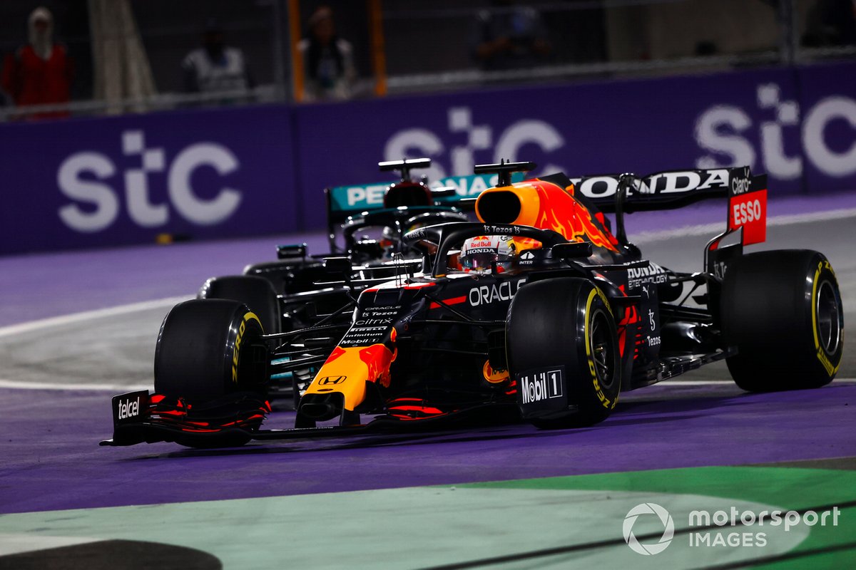 Max Verstappen, Red Bull Racing RB16B, e Lewis Hamilton, Mercedes W12