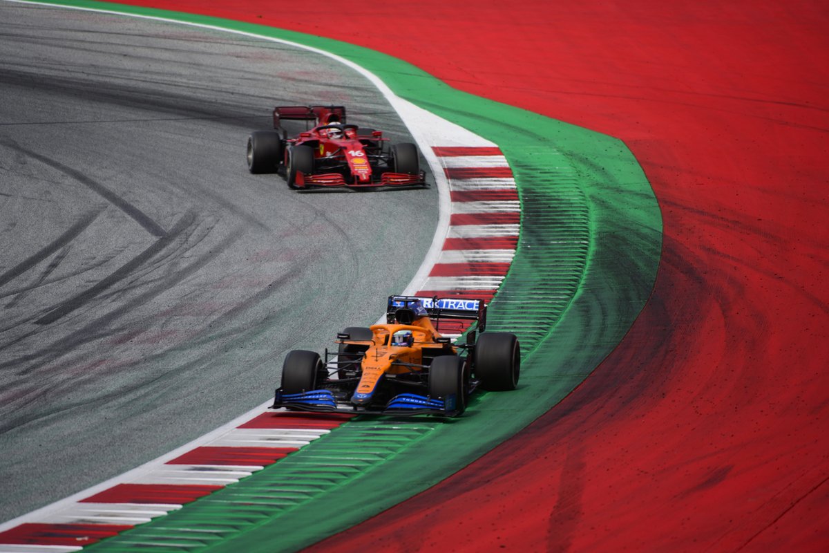Daniel Ricciardo, McLaren MCL35M,Charles Leclerc, Ferrari SF21.