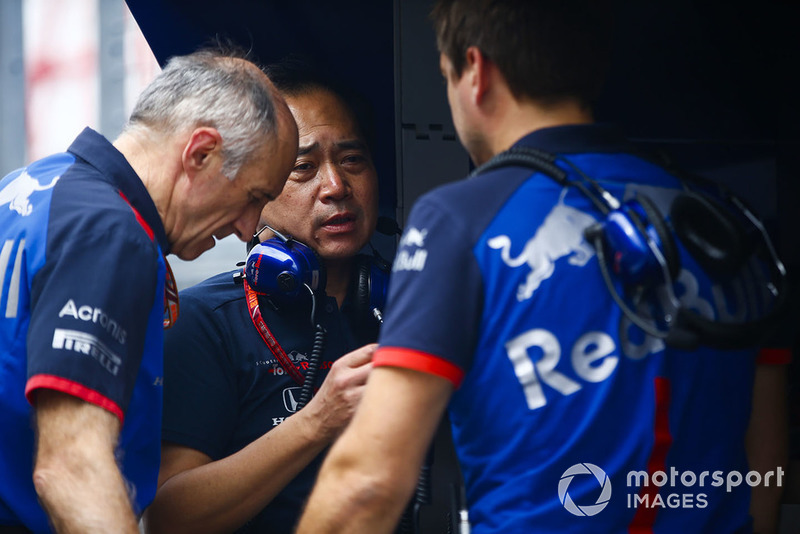 Franz Tost, Team Principal, Scuderia Toro Rosso, and Toyoharu Tanabe, F1 Technical Director, Honda, on the pit wall