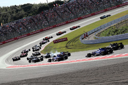 Lewis Hamilton, Mercedes-Benz F1 W08 startta lider