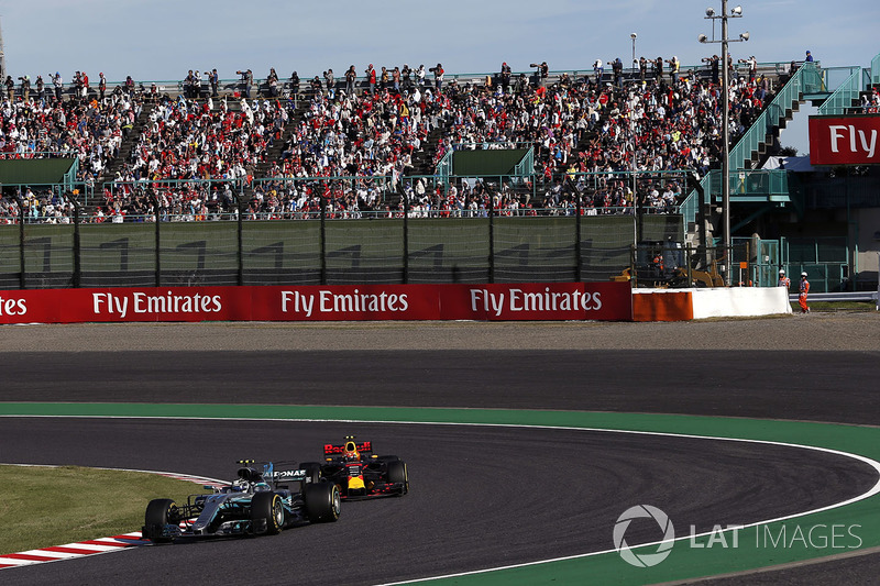 Valtteri Bottas, Mercedes-Benz F1 W08 and Max Verstappen, Red Bull Racing RB13 battle for position