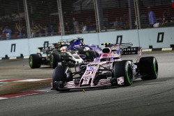 Esteban Ocon, Sahara Force India F1 VJM10. ve Kevin Magnussen, Haas F1 Team VF-17 ve Pascal Wehrlein