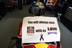 Red Bull KTM garage met de moto van Luis Salom
