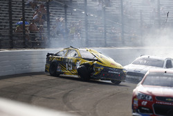 Crash: Carl Edwards, Joe Gibbs Racing, Toyota