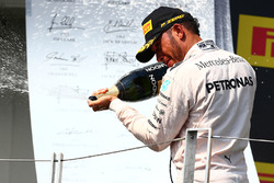 Podium: winnaar Lewis Hamilton, Mercedes AMG F1 Team