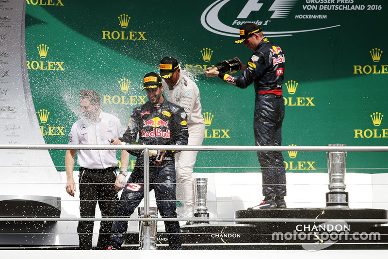 Podio: il vincitore Lewis Hamilton, Mercedes AMG F1, il secondo classificato Daniel Ricciardo, Red Bull Racing, il terzo classificato Max Verstappen, Red Bull Racing festeggiano con lo champagne